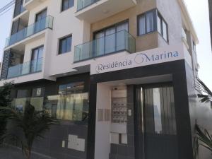 un edificio con un cartel que lee puerto deportivo australino en La Calicia - Residência Marina, en Praia