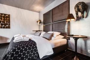 Schlafzimmer mit einem Bett mit schwarzen und weißen Kissen in der Unterkunft Jugendstil-Hof in Langenlonsheim