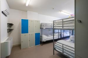 ビルバオにあるGanbara Hostel - Self Check Inの二段ベッド3台とデスクが備わる客室です。