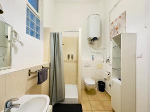 Kúpeľňa v ubytovaní Large Peaceful 1BR Apt in Central Budapest - Yellow House