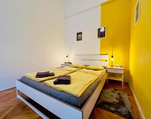 Posteľ alebo postele v izbe v ubytovaní Yellow House - Large central one-bedroom