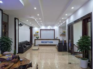 una sala de reuniones con pantalla de proyección en un edificio en Lolo Heritage Resort en Dồng Văn