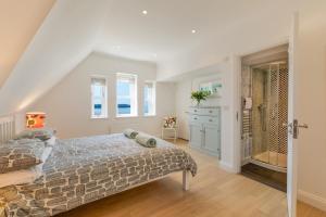 Un dormitorio con una cama y una ducha a ras de suelo. en 5 Hartland House, en Woolacombe