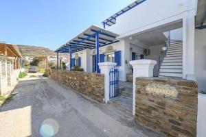 キオニアにあるMargarita's Kionia Beach Houseの青門・石壁家