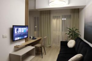 Μια τηλεόραση ή/και κέντρο ψυχαγωγίας στο Japanese Studio with Hammock and Sunset View