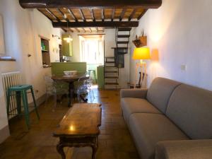 a living room with a couch and a table at Scappo in Umbria, L'affaccio in Amelia
