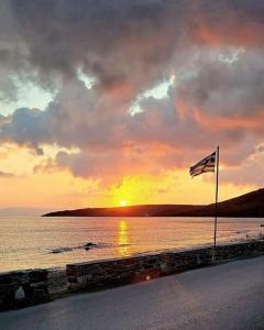 キオニアにあるMargarita's Kionia Beach Houseのアメリカ国旗が掲げられた水面に沈む夕日 +22枚の写真