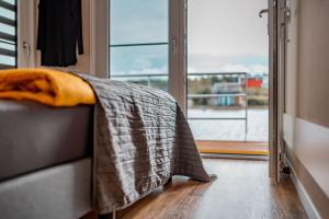 Postel nebo postele na pokoji v ubytování Floatinghouses Bärwalder See