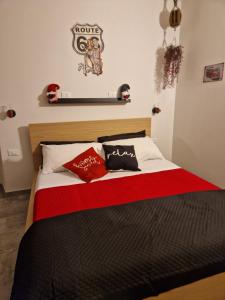 een slaapkamer met een bed met een voetbalbord aan de muur bij Er paranco in Sarzana