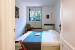 une petite chambre avec un lit et une fenêtre dans l'établissement MINERVA HOUSE, à Rapallo 41 autres photos