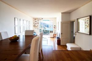 - un salon avec une table en bois et une salle à manger dans l'établissement MINERVA HOUSE, à Rapallo