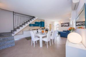 een eetkamer en woonkamer met een tafel en stoelen bij BELLAGIO BALCONE in Bellagio