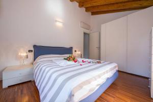 een slaapkamer met een groot bed met bloemen erop bij BELLAGIO BALCONE in Bellagio +11 foto's