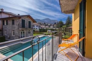 een balkon met een zwembad en 2 stoelen bij BELLAGIO BALCONE in Bellagio