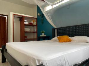 um quarto com uma grande cama branca e uma janela em 2 Bedroom Luxury Apartment Close To The Beach em Malindi