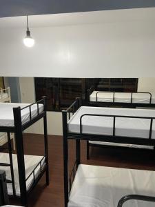 Postel nebo postele na pokoji v ubytování Lime Lite Manila Hostel