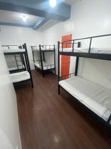 Postel nebo postele na pokoji v ubytování Lime Lite Manila Hostel