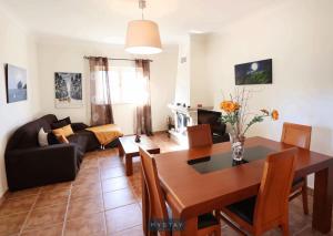 sala de estar con mesa y sofá en MyStay - Casa do Carmo, en Alvite