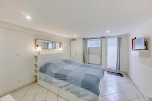 a bedroom with a bed in a room at Magnifique studio 20 m2 - Paris - Disneyland in Noisy-le-Grand