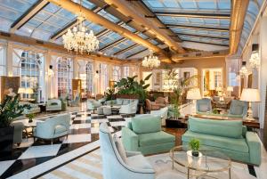 キレニアにあるKaya Palazzo Resort & Casinoの多くの家具とシャンデリアが備わるロビー