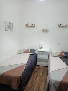 dos camas sentadas una al lado de la otra en una habitación en La casa nel borgo, en Forlì del Sannio