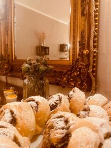 einen Stapel Donuts auf einem Tisch vor einem Spiegel in der Unterkunft Kleine Residenz am Schloss in Hochheim am Main