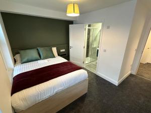 Postel nebo postele na pokoji v ubytování Mary Mullen's Rooms Eyre Square.