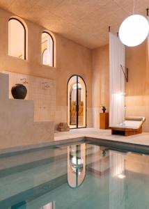 uma piscina num edifício com um quarto com em The Rebello Hotel & Spa - Small Luxury Hotels Of The World em Vila Nova de Gaia