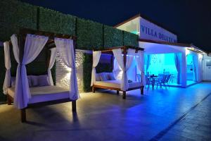 2 łóżka w pokoju ze stołem i krzesłami w obiekcie Villa Deluxe BB w mieście Čapljina