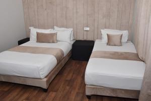 Cadé Hotel客房内的一张或多张床位