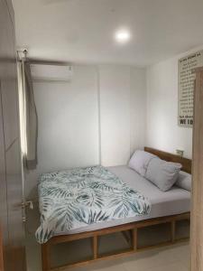 een klein bed in een kleine kamer met: bij 2BR VIVO Apartement by MJP in Yogyakarta