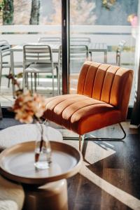 a brown leather chair sitting next to a table at Gîte Tribü in Eaux-Bonnes