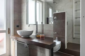 Koupelna v ubytování Cagliari Flat: near the Station with Balcony! + 4 fotografie