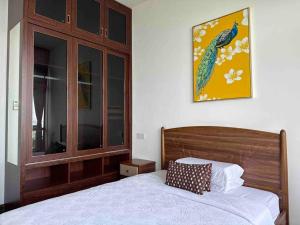 1 dormitorio con 1 cama y una foto en la pared en Forest City King's Homestay 4R3T2604, en Gelang Patah