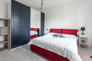 Postel nebo postele na pokoji v ubytování Cagliari Flat: near the Station with Balcony!