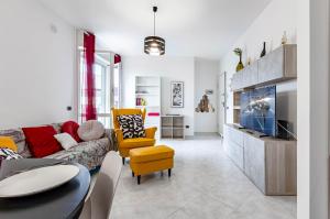 TV a/nebo společenská místnost v ubytování Cagliari Flat: near the Station with Balcony!