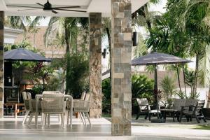 Zahrada ubytování Reef Side Exclusive Beachfront House in Cebu