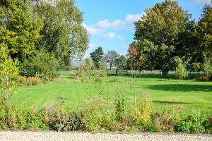 a park with a field of grass and trees at Little Lodge on the Yorkshire Wolds in York