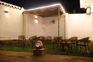 een groep tafels en stoelen in een patio 's nachts bij Diamond Guest House in Luxor