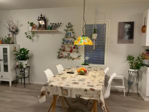 una sala da pranzo con tavolo e albero di Natale di Private room in the shared detached house. a Vantaa