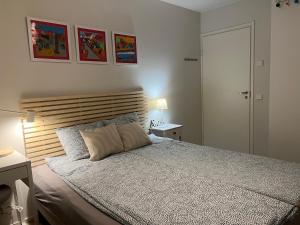 1 dormitorio con 1 cama grande y cabecero de madera en Private room in the shared detached house. en Vantaa