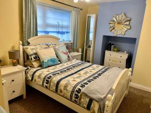 Un dormitorio con una cama y una ventana con un velero. en BAKERY CENTRAL, en Cromer