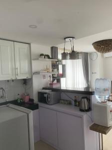 Een keuken of kitchenette bij 2BR VIVO Apartement by MJP