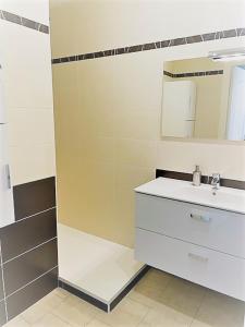 a bathroom with a sink and a mirror at Bel appartement proche du port in Sanary-sur-Mer