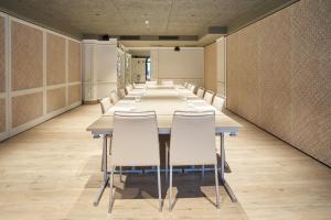 een grote conferentieruimte met een lange tafel en stoelen bij VP Madroño in Madrid