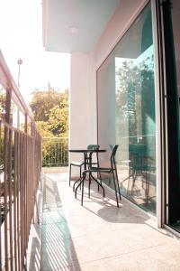 a patio with a table and chairs on a balcony at EN 6 #Studio City Heart in Thessaloniki