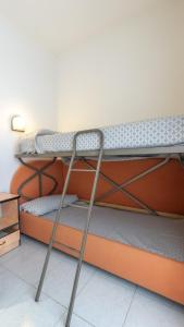 Łóżko lub łóżka piętrowe w pokoju w obiekcie Hotel Nobel