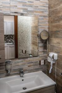 a bathroom with a sink and a mirror at B&B Romano in Gela