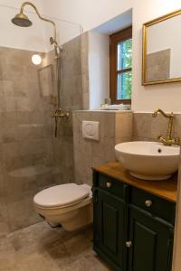 y baño con aseo, lavabo y ducha. en EgerCottages - Rosé Cottage en Eger