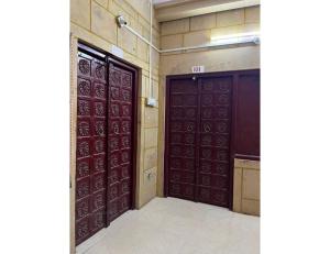 - deux portes dans une pièce dans l'établissement Hotel Nutella Jaisalmer, Jaisalmer, à Jaisalmer